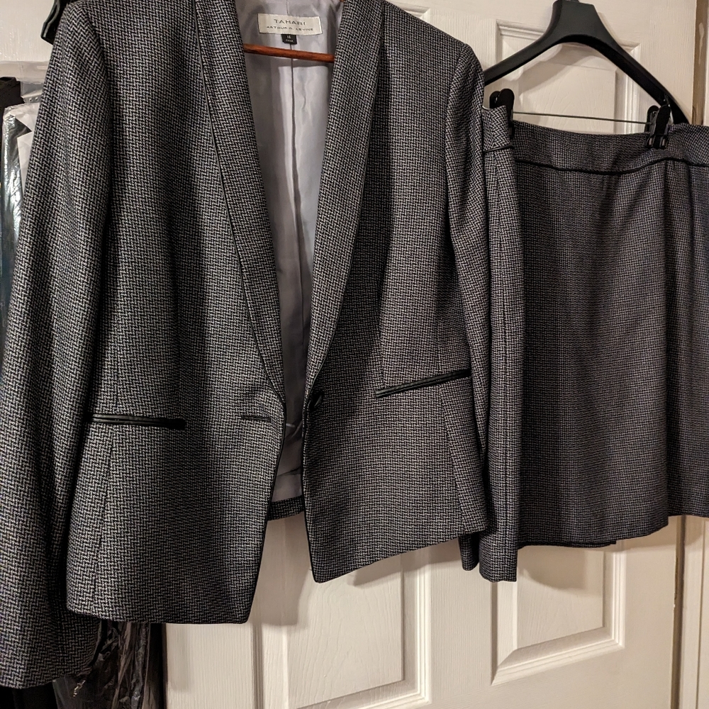 Skirt suit